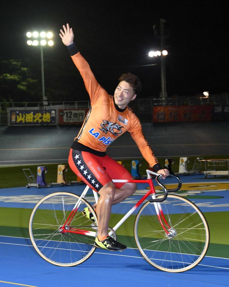 　客席からの歓声に応えながら引き揚げる新田祐大