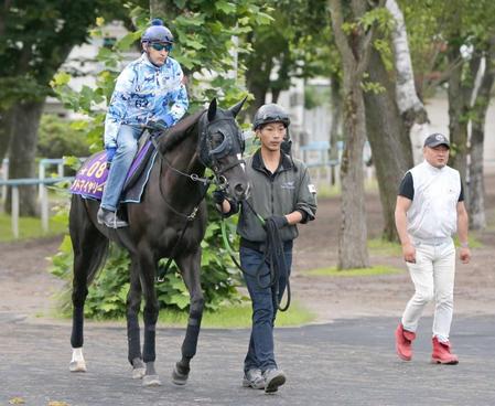 　ルメールを背に、馬場へ向かうアドマイヤリード。右は須貝調教師