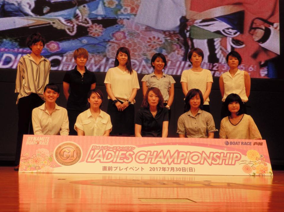 後列左から長嶋万記、遠藤エミ、寺田千恵、小野生奈、田口節子、平高奈菜。前列左から渡辺優美、竹井奈美、川野芽唯、藤崎小百合、日高逸子