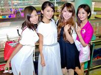 Ｇ３開催中の川崎競輪でレース観戦イベントに参加したケイリン女子３人とＫＡＷＡＳＡＫＩレディ
