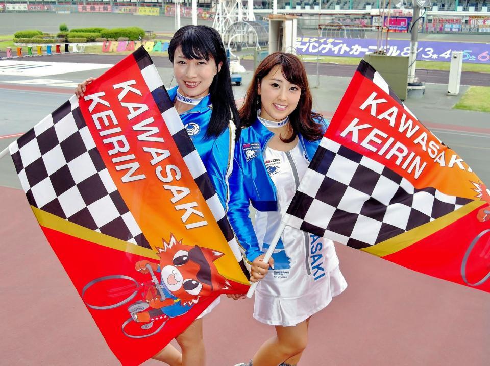 川崎競輪でフラッグガールを務めるＫＡＷＡＳＡＫＩハニー（左から）福田綾子さん、桐島唯さん