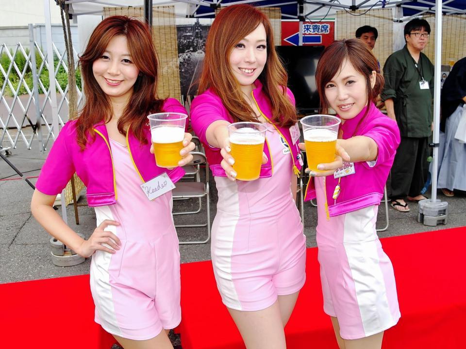 生ビールで乾杯するＫＡＷＡＳＡＫＩレディ（左から）熊原楓さん、渡辺博子さん、七海ひよりさん