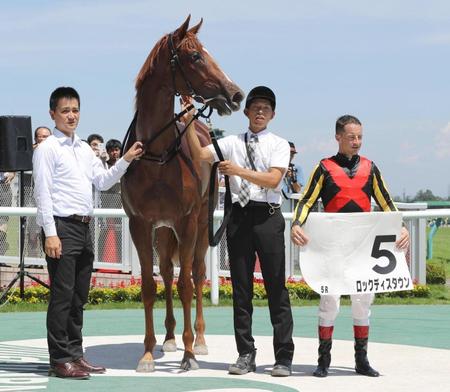 新潟５Ｒ２歳新馬戦でデビュー勝ちを飾ったロックディスタウンとルメール騎手（右）