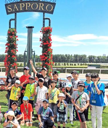　藤岡佑発案で企画されたイベント「馬とジョッキーと遊ぼう」が、８日に札幌競馬場で開催された様子