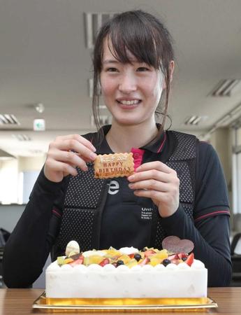 　報道陣からプレゼントされた誕生日ケーキに笑みを浮かべる藤田菜七子