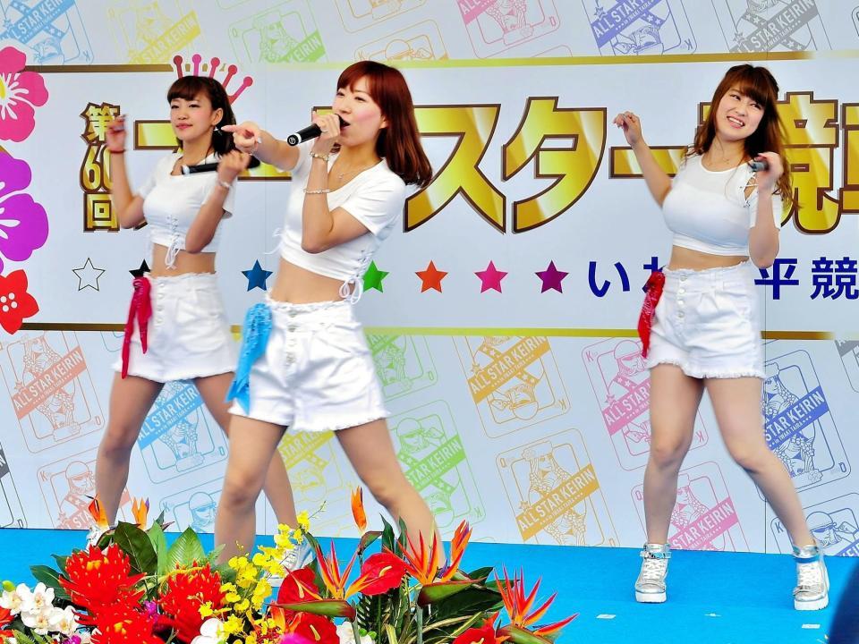 いわき平競輪でライブ中のスピーチーズ（左から）木村菜摘、北見直美、坂本こはる
