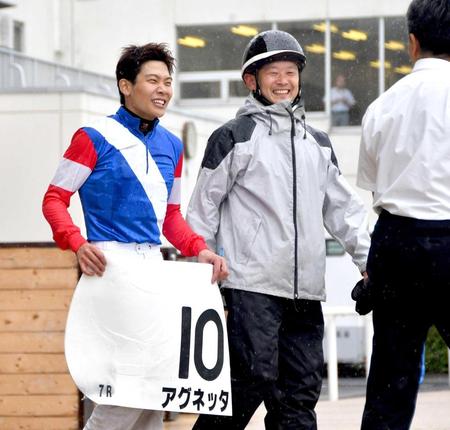 　札幌７Ｒで復帰後初勝利を飾り笑顔を見せる三浦（左）