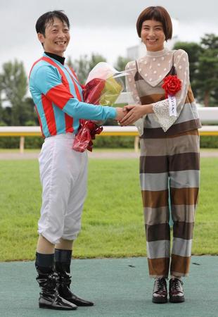 　関屋記念をマルターズアポジーで制しラブリ（右）と笑顔で握手する武士沢騎手