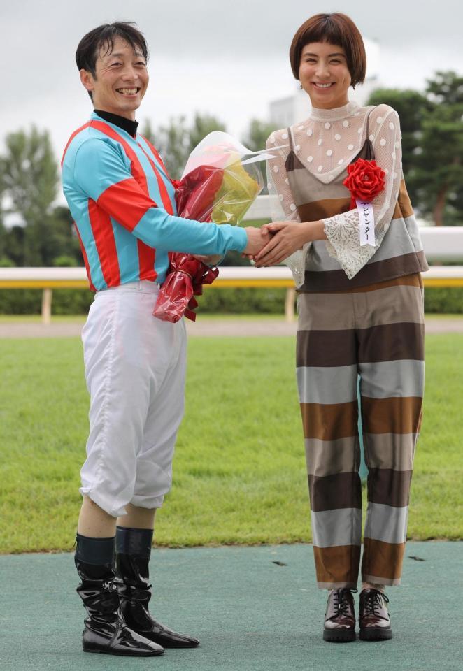 　関屋記念をマルターズアポジーで制しラブリ（右）と笑顔で握手する武士沢騎手