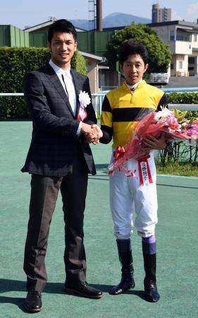 　表彰式のプレゼンターを務めた村田諒太（左）と握手する武豊
