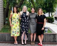 写真に納まる（左から）ナターシャ・ハンセン、ステファニー・モートン、ロリーヌ・ファン・リーセン、アナスタシア・ボイノワ＝東京都千代田区のＪＫＡ（撮影・中田匡峻）