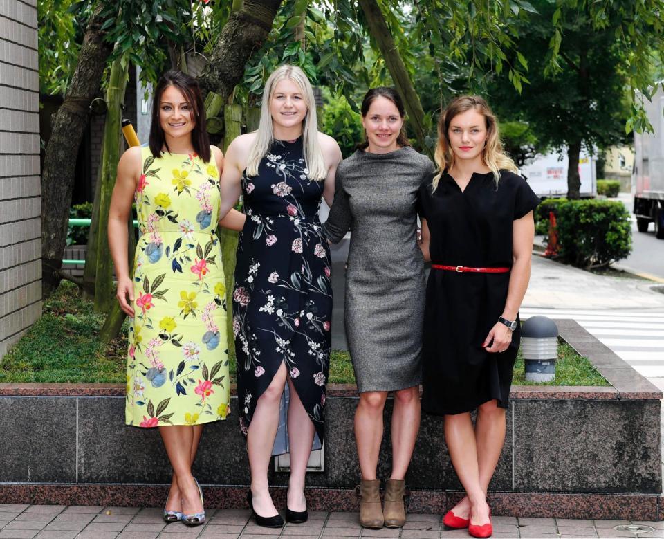 写真に納まる（左から）ナターシャ・ハンセン、ステファニー・モートン、ロリーヌ・ファン・リーセン、アナスタシア・ボイノワ＝東京都千代田区のＪＫＡ（撮影・中田匡峻）