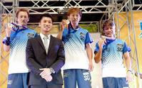 ボクシングの村田諒太（左から２人目）からメダルを贈られた左から白井英治、寺田祥、平本真之