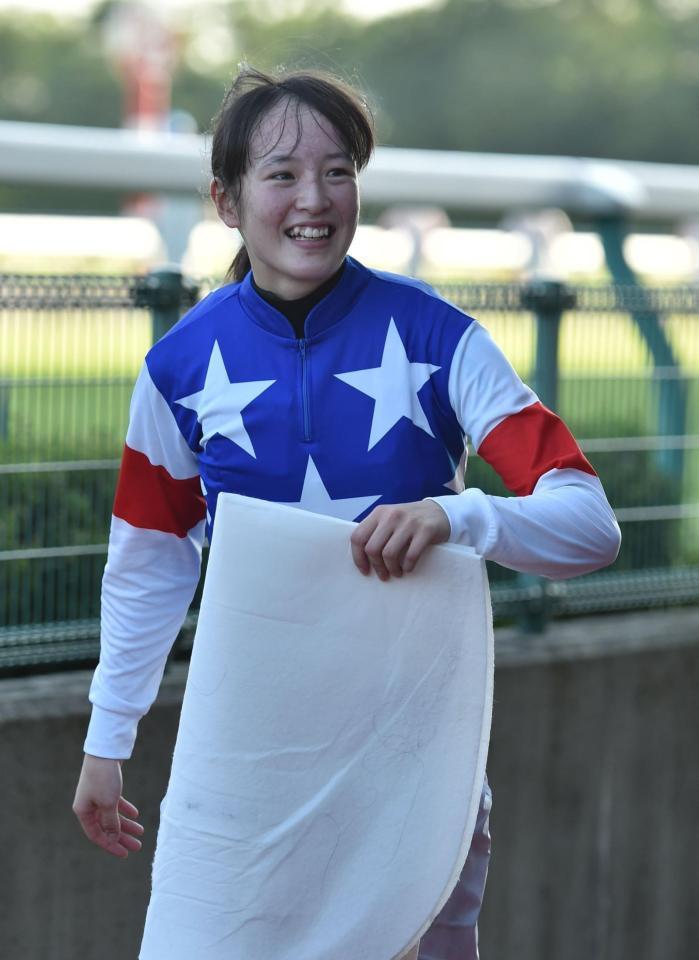 １２Ｒ、ラブターボで勝利し笑顔で口取りへ向かう藤田＝新潟競馬場