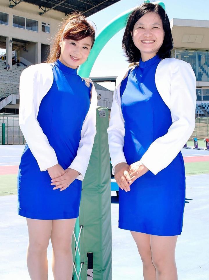 向日町競輪の開設記念レースでフラッグガールを務めるみわともこさん（左）、田矢雅美さん