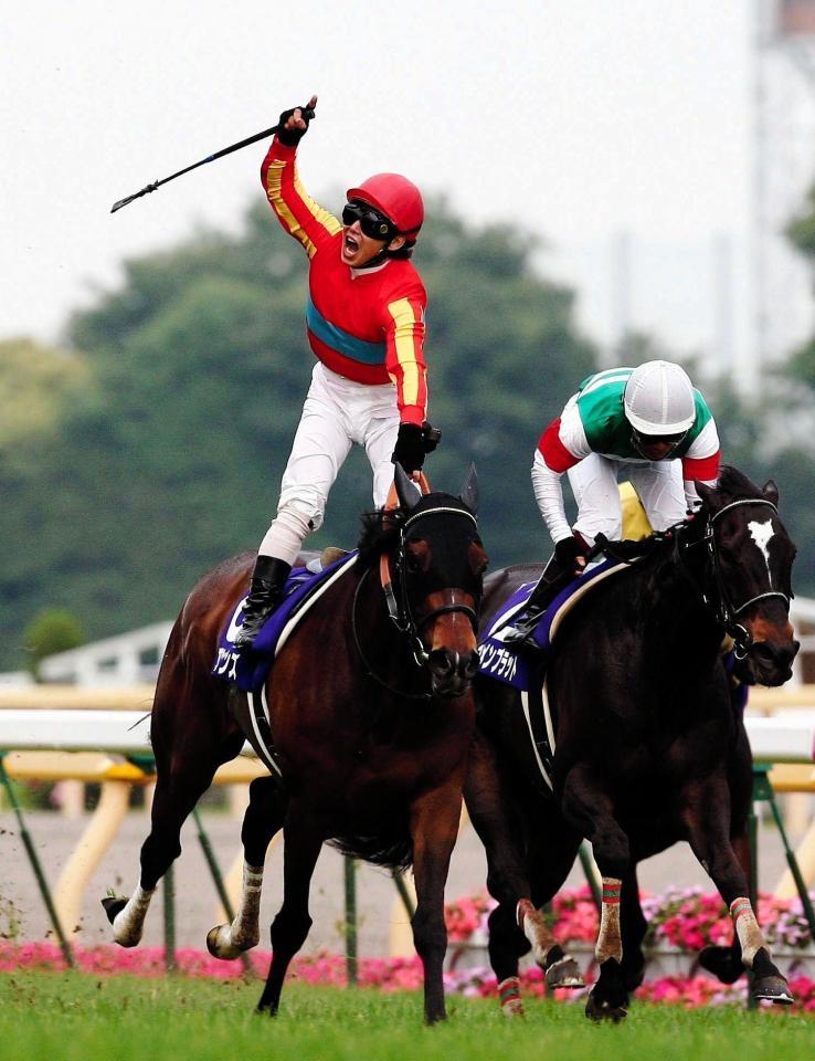 ヴィクトリアマイルを制覇し鞍上で雄たけびを上げる藤田伸二（０８年５月１８日）