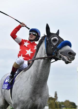 　レッドファルクスでスプリンターズＳを制しスタンドからの声援に応えるＭ・デムーロ