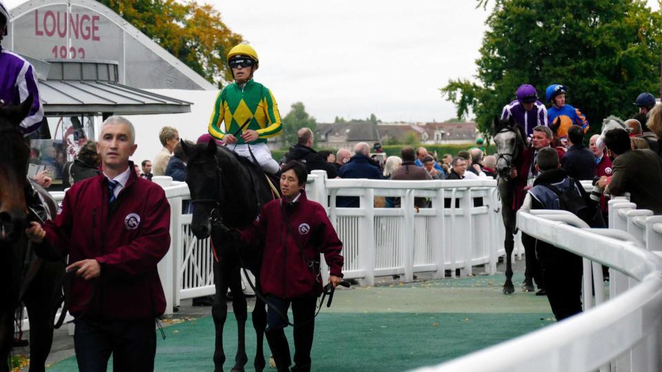 　サトノノブレスの馬上で悔しそうな表情を見せる川田