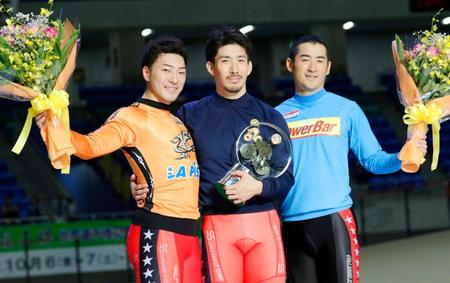 優勝した渡辺一成（中央）。左は２着の新田祐大、右は３着の成田和也＝前橋競輪場