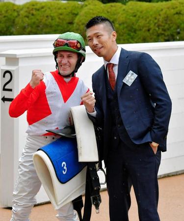 　応援に駆けつけた内山高志氏（右）とミルコ・デムーロ＝京都競馬場（撮影・石湯恒介）