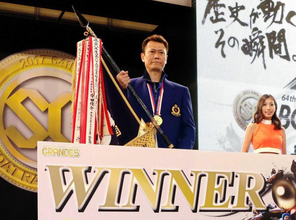 　悲願のＳＧ初制覇を成し遂げて優勝旗を手にする深川真二（撮影・保田叔久）