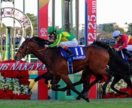 　粘るキタサンブラックを捉えて１６年の有馬記念を制したサトノダイヤモンド