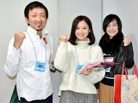 小倉競輪でトークショーに出演したオートレースの荒尾聡（左）、吉川麻季（右）とＭＣを務めた「飯塚オート勝利の女神」ＡＫＩ