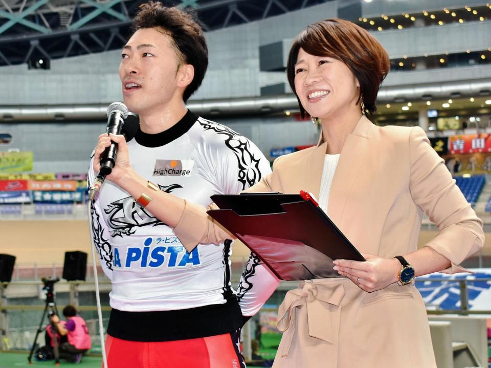 競輪祭で今年２回目のＧ１優勝を飾り、インタビューを受ける新田祐大（左）