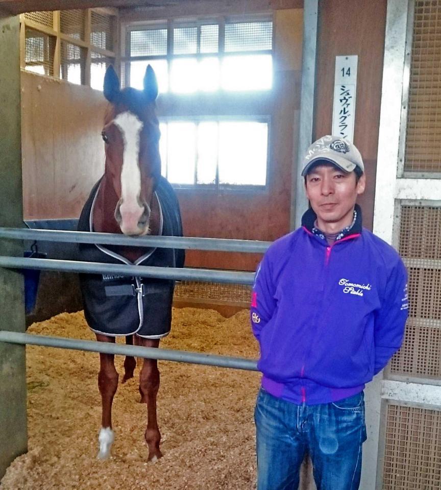 　ＪＣ制覇から一夜明け、馬房に戻ったシュヴァルグランと津田助手