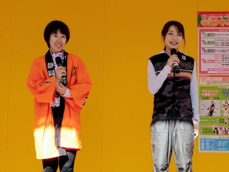 トークショーに登場した吉村早耶香（左）と小川美咲