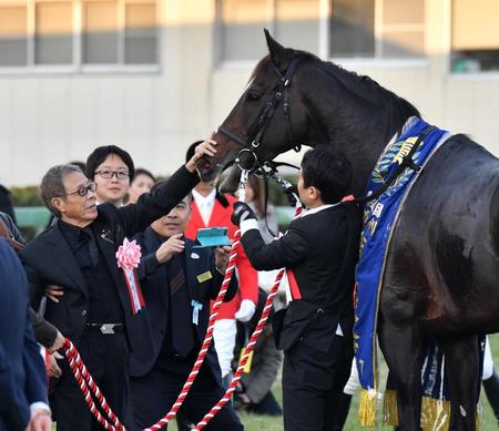 　有馬記念を制したキタサンブラックをねぎらう北島三郎