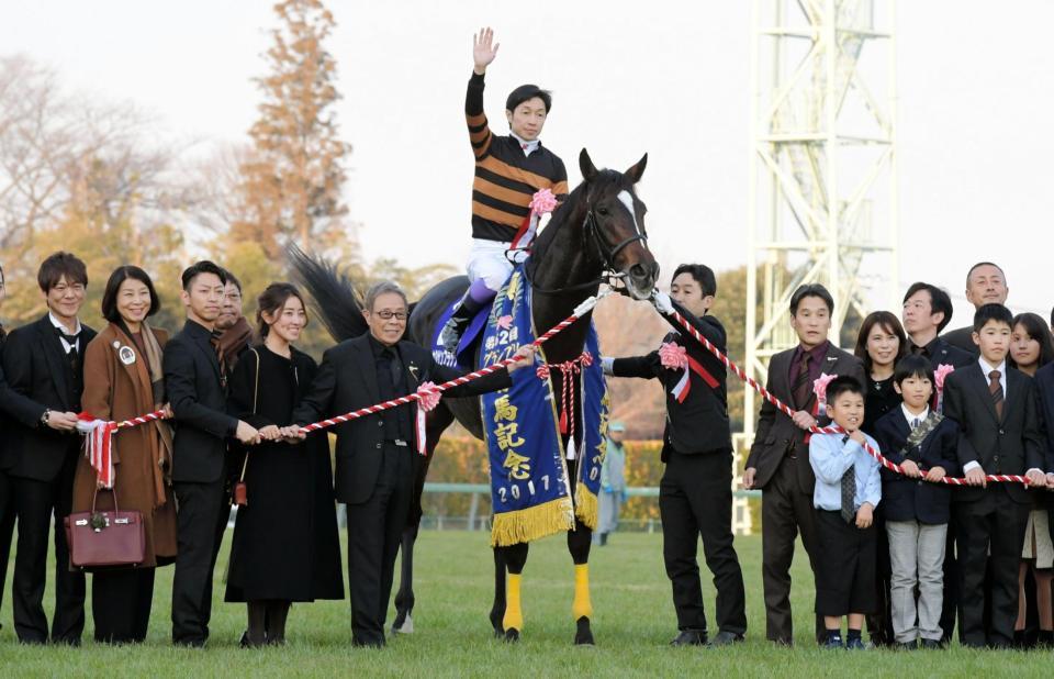 　有馬記念を制したキタサンブラックと武豊騎手と北島三郎オーナー（馬の左）