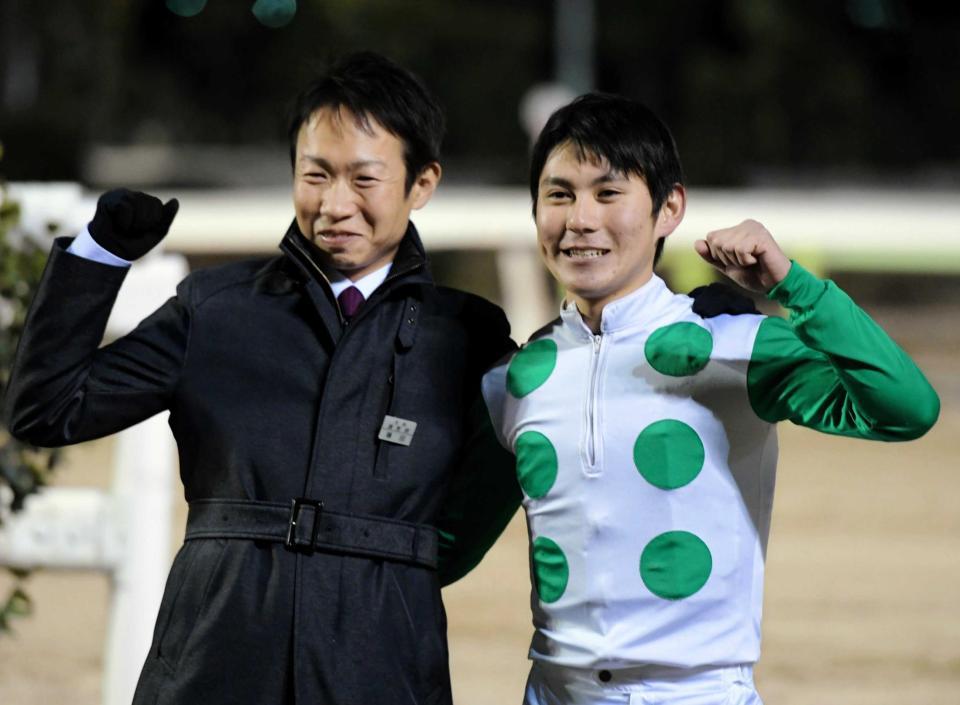 　第１戦をモンドバーグで制し、管理する藤田師とガッツポーズをみせる臼井健（右）