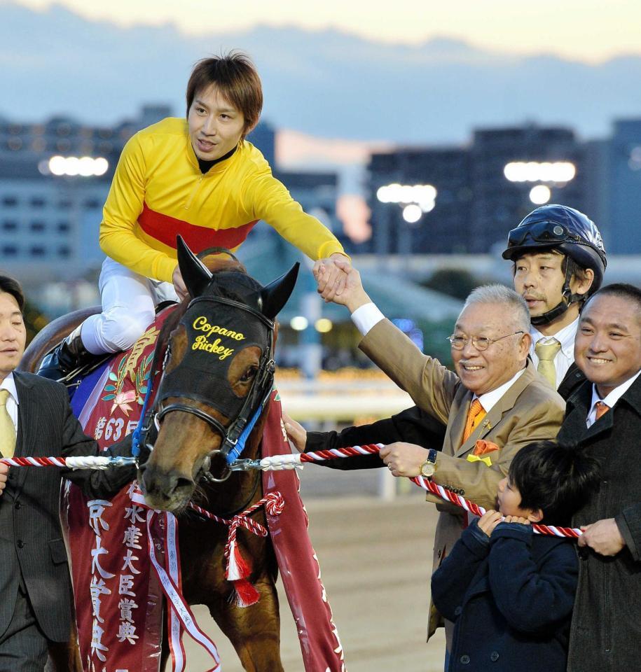 　田辺と握手するＤｒ．コパこと小林祥晃オーナー（右）