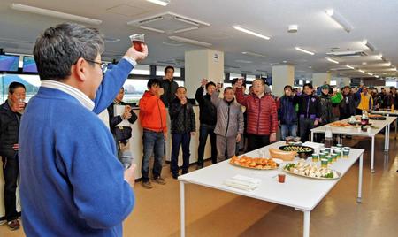 　川村師（手前）の発声で高らかに乾杯する調教師ら