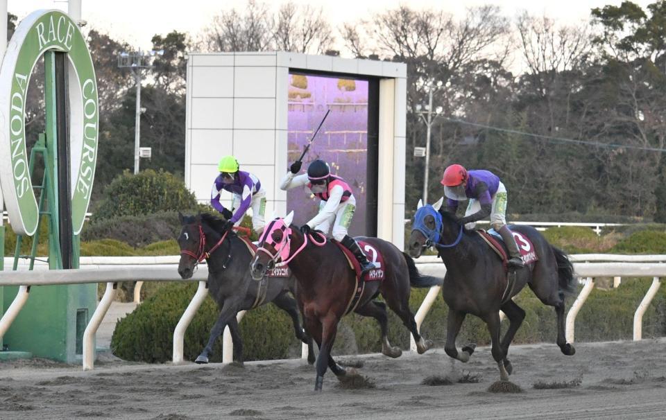 １０Ｒ、マイタイザンで新春賞を制し鞭を高々と掲げる杉浦健太（中）＝園田競馬場（撮影・持木克友）