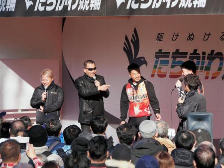 初の競輪場イベントに参加した蝶野正洋（左から２人目）