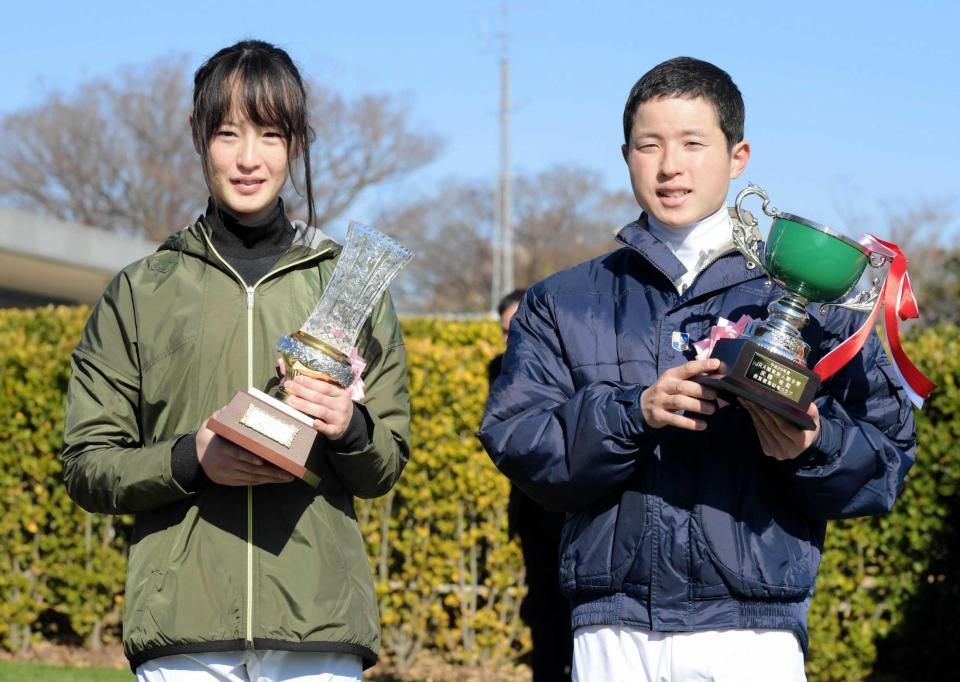 　ホープ賞を受賞した藤田菜七子（左）と新人賞を受賞した武藤雅