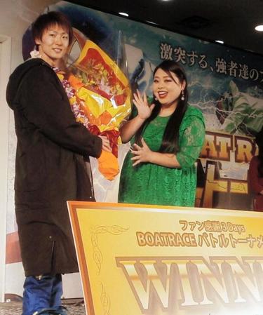 バトルトーナメントを制した中田竜太（左）とプレゼンターの渡辺直美