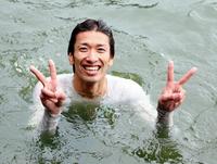 笑顔でＶサインを見せる安河内将