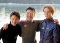 １０００勝を達成して水神祭に臨む福島勇樹（左は同じ東京支部の寺本重宣、右は芦沢望）