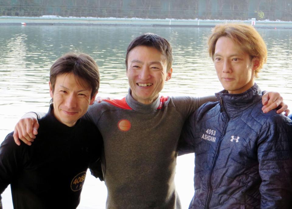 １０００勝を達成して水神祭に臨む福島勇樹（左は同じ東京支部の寺本重宣、右は芦沢望）