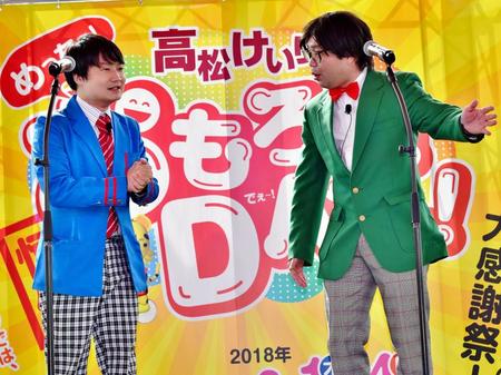 高松競輪でお笑いステージ中のにしね・ザ・タイガー（左）と華井二等兵