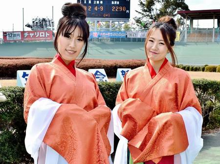 奈良競輪でフラッグガールを務める寺内りくさん（左）、吉川ゆかさん