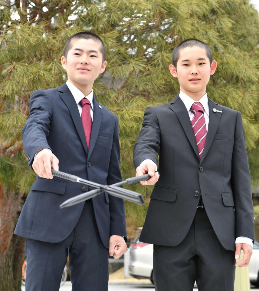 　活躍を誓う（左から）西村淳也、服部寿希の新規騎手