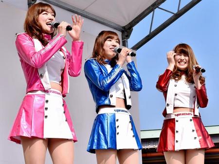 奈良競輪でライブを行ったスピーチーズ（左から）木村菜摘、北見直美、坂本こはる