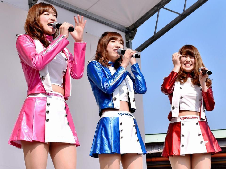 奈良競輪でライブを行ったスピーチーズ（左から）木村菜摘、北見直美、坂本こはる