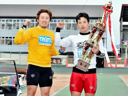 兄の三谷将太（左）とワンツーで表彰台に上がる優勝した三谷竜生