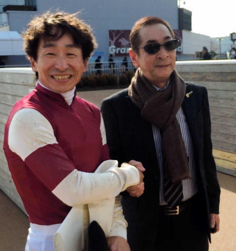 　横山典と握手する小島太師（右）