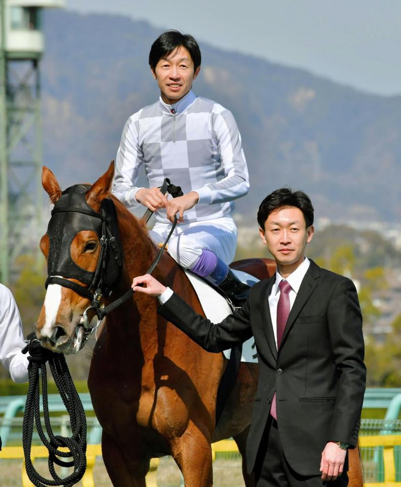 武豊騎乗のグアンが１着となり、開業初出走で勝利を挙げた武幸四郎師＝阪神競馬場（撮影・石湯恒介）